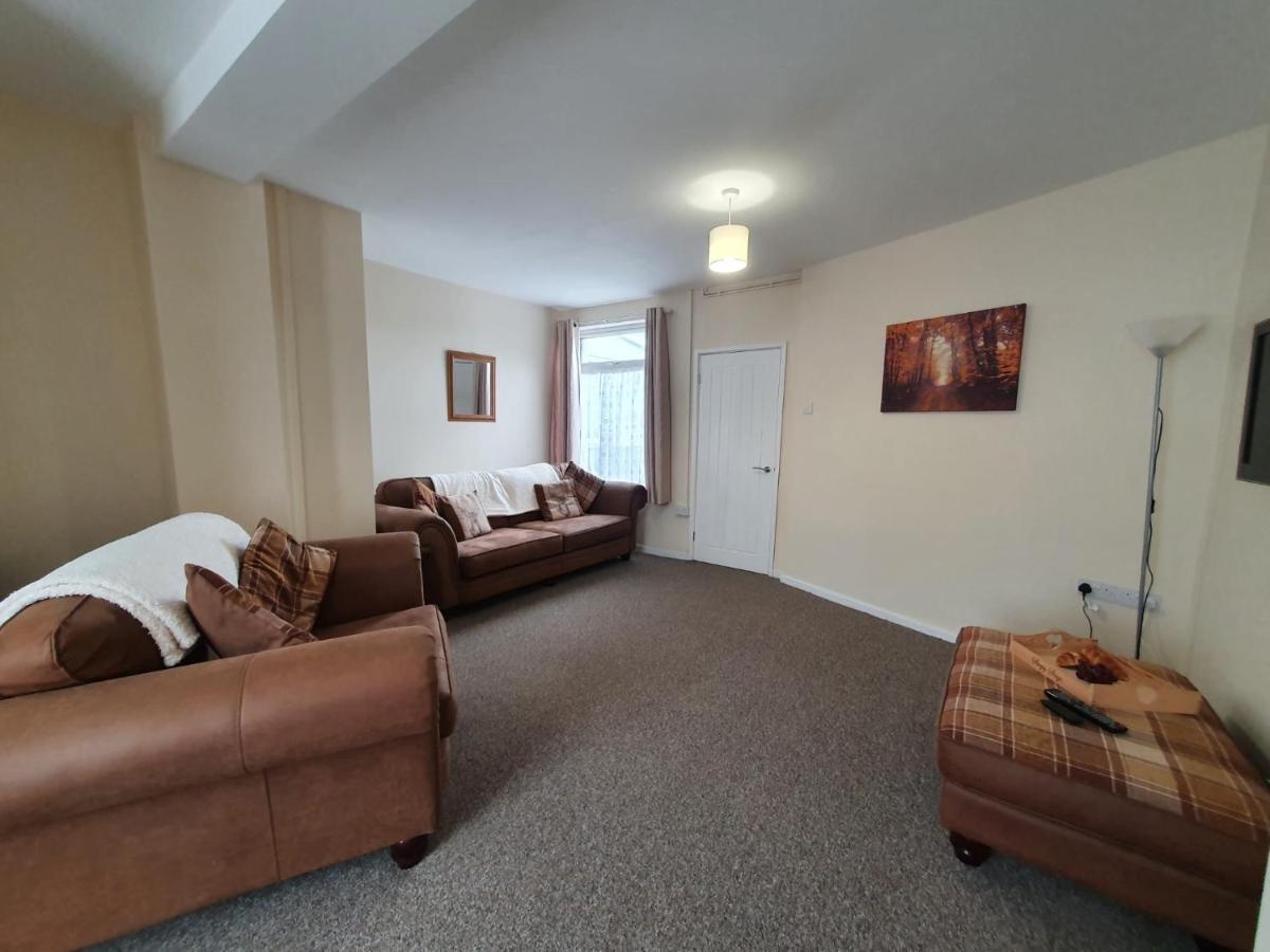 2 Bed House, Contractors & Holiday Guests Welcomed Dowlais Exterior foto